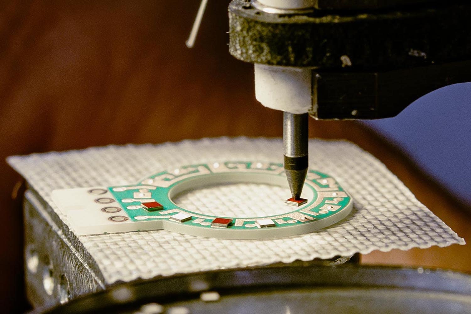 Placement tip setting a chip on a ring-shaped ceramic board